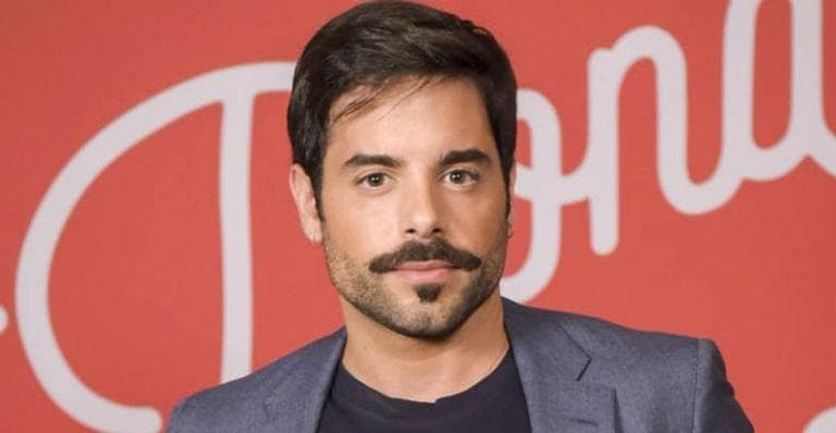 Pedro Carvalho, de Dona do Pedaço, faz viagem e manda recado