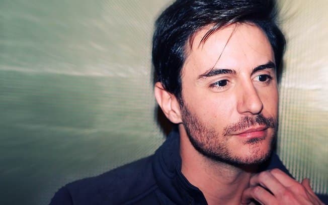 Ricardo Tozzi surge em foto sexy, expõe que é grande e fãs piram