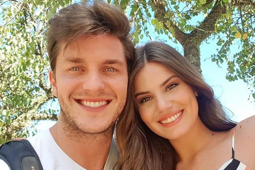 Camila Queiroz fala sobre filhos com Klebber Toledo: "Qualquer hora apareço grávida"