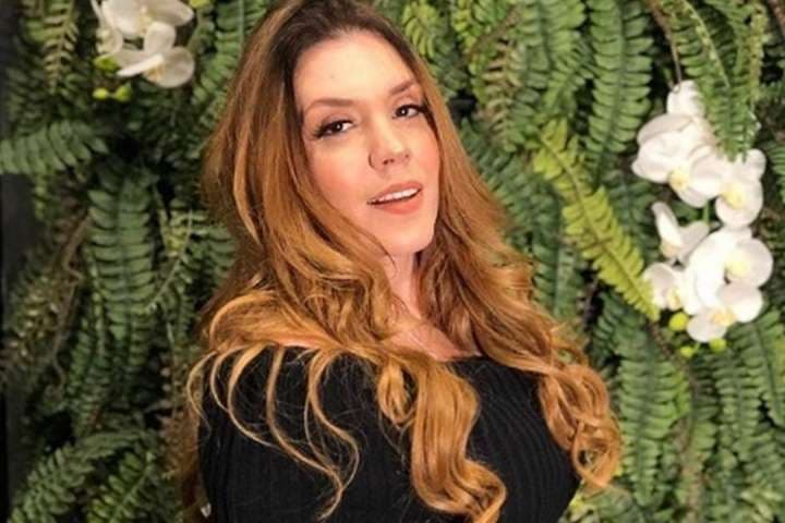 Simony surge com roupa colada no corpo aos 43 anos e parte íntima gigante fica visível: "É grandão''