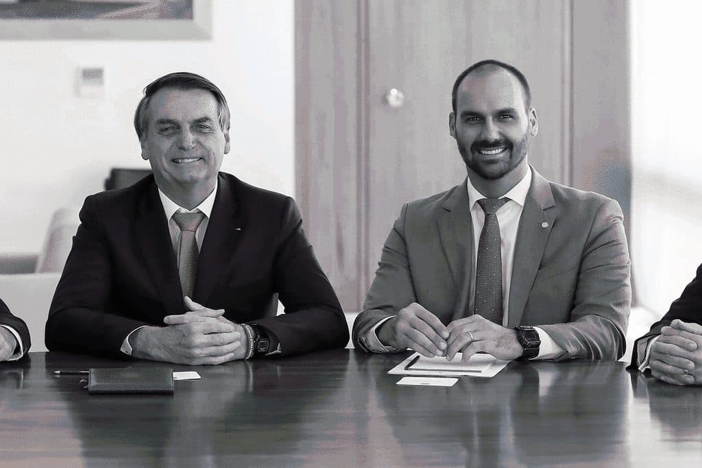 Bolsonaro vê a família fazer primeiro pronunciamento após trágica morte de filho: "Abrimos um vinho"