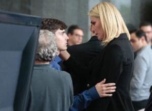 Ana Hickmann conforta João Augusto, filho de Gugu durante o velório do apresentador. Ana Hickmann conforta João Augusto, filho de Gugu durante o velório do apresentador.