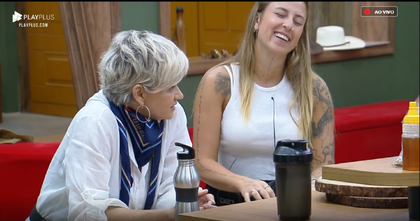 Andréa de Nóbrega e Bifão brincam de apresentar telejornal em A Fazenda 11 (Reprodução: PlayPlus)