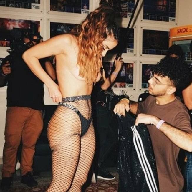 Anitta resolve fazer show gratuito após polêmicas e dispara: 'Sinto falta da liberdade'
