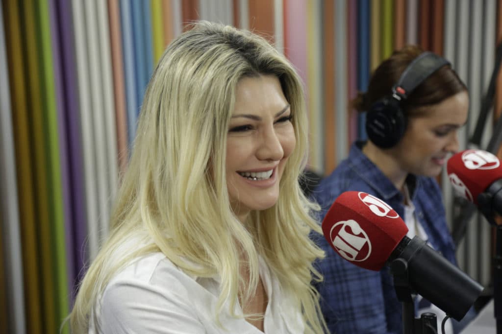Antonia Fontenelle chama gays de "bichinhas poc" e discute com comentarista ao vivo