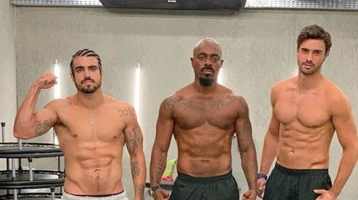 Famoso ator de A Dona do Pedaço surge de cueca branca e volume da "mala" chama a atenção