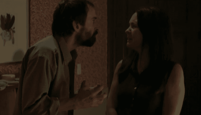 Sinésio (Julio Andrade) e Thelma (Adriana Esteves) em cena de Amor de Mãe (Foto: Reprodução/Globo) Sinésio (Julio Andrade) e Thelma (Adriana Esteves) em cena de Amor de Mãe (Foto: Reprodução/Globo)