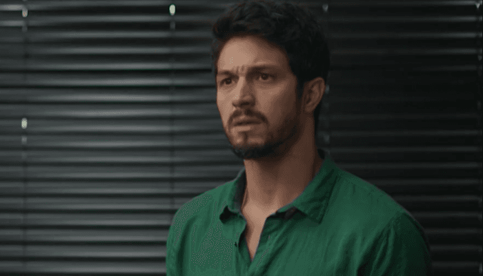 Romulo Estrela (Marcos) em cena de Bom Sucesso, que teve queda de audiência (Foto: Reprodução/Globo)
