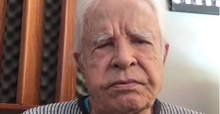 Cid Moreira exibe imagens do caixão de Gugu Liberato e faz emocionante homenagem ao apresentador: "dores da perda"