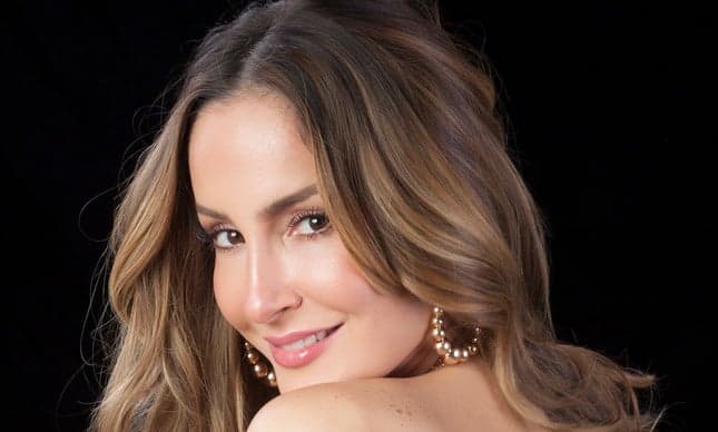 Claudia Leitte sofre acidente durante trabalho e precisa de ajuda médica para curar fratura: "Como eu fiz isso?"