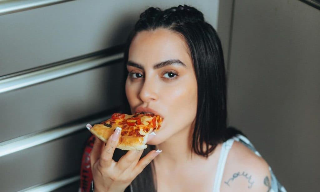 Cleo Pires surge comendo pizza "amanhecida" e recebe importante aviso: "cuidado que pode ressecar"