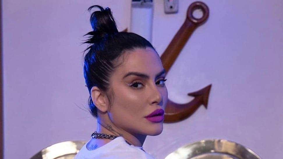 Cleo confessa traição em relacionamento e expõe pessoa famosa ao público
