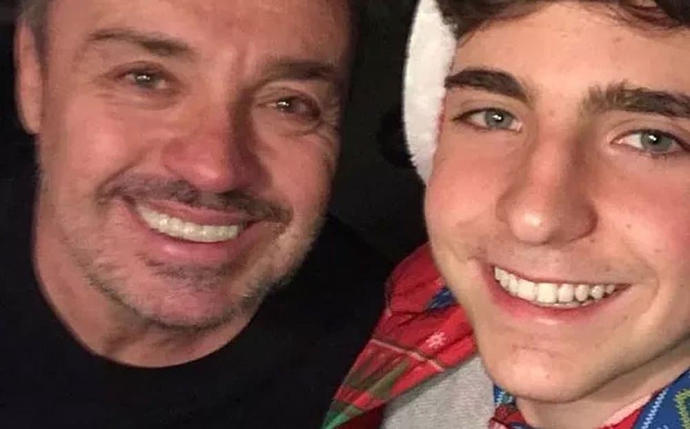 Filho de Gugu, João Augusto, ganha diversos seguidores após morte do pai