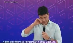 Rodrigo Faro chorando durante homenagem no Hora do Faro (Foto: Reprodução)