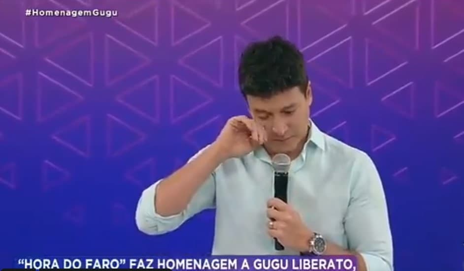 Rodrigo Faro chorando durante homenagem no Hora do Faro (Foto: Reprodução)