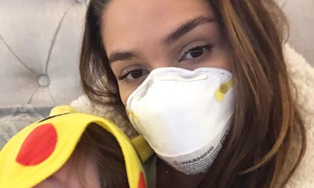 Atriz da Globo, Fernanda Machado, surge com máscara de proteção no rosto ao lado do filho e dispara: "Difícil de acreditar, preocupante"