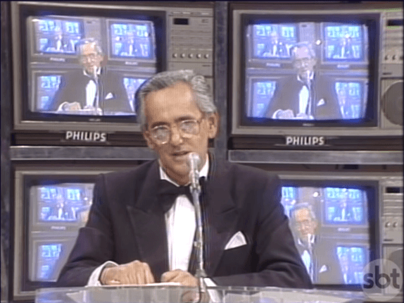 O apresentador Flávio Cavalcanti, no SBT (Imagem: Reprodução)