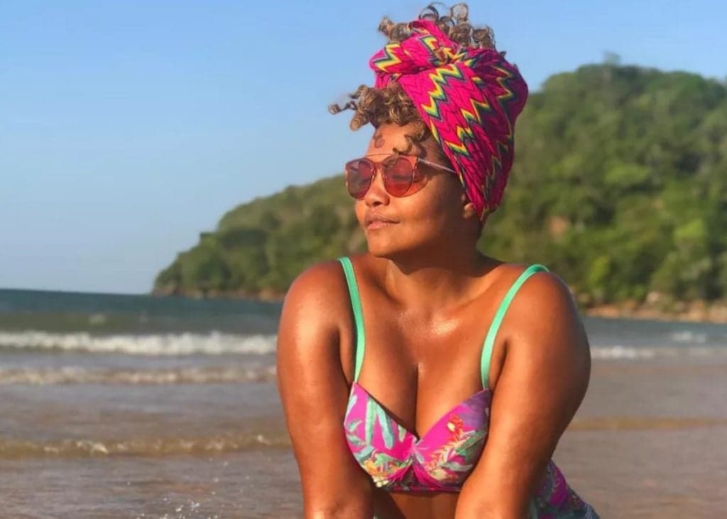 Gaby Amarantos surge usando biquíni fio-dental aos 41 anos e causa com detalhe íntimo: "Grandão''