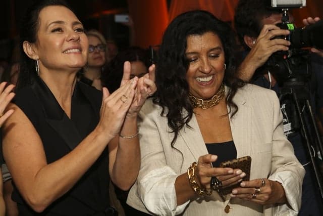 Regina Casé parabeniza Adriana Esteves pelos seus 50 anos e celebra parceria em Amor de Mãe