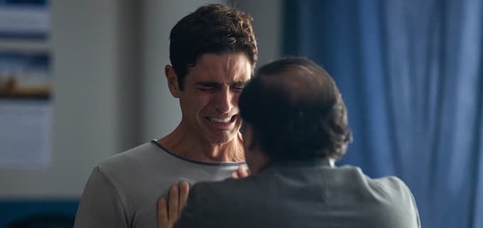 A Dona do Pedaço: Régis vai em culto evangélico e cai no choro em meio a desfecho emocionante