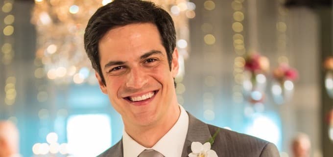 Mateus Solano estrela peça infantil, passa por perrengue com equipamento e fica pelado no palco: "Igual uma lagartixa"
