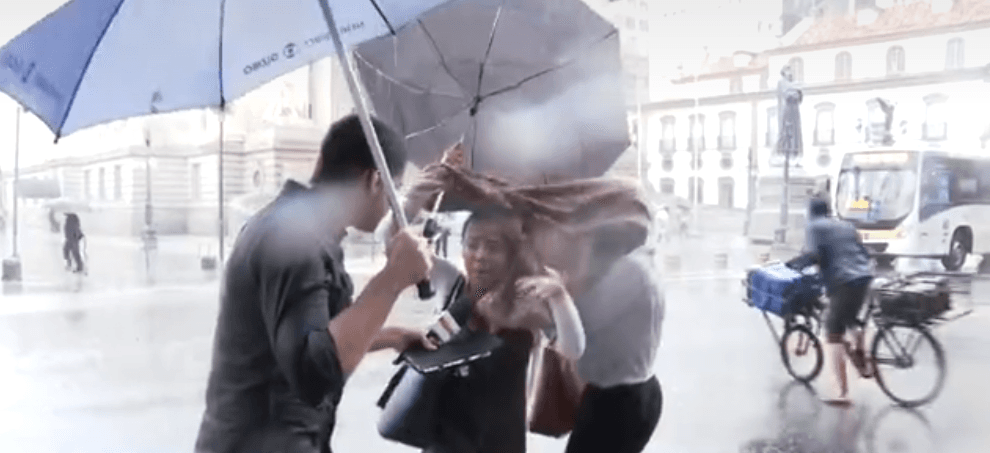 Repórter da Globo passa por apuros em chuva, entrevistadas são quase levadas e vídeo viraliza
