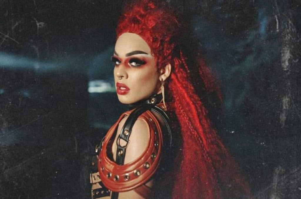 Gloria Groove se vê sem saída após ter palco invadido, empurra rapaz e é detonada pelo público: "Ridícula"