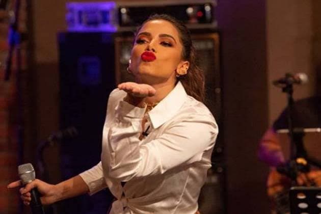 Anitta assume que beijou famosa