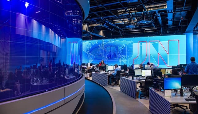 Âncora do Jornal Nacional é flagrado agarrado com outro homem em praia e foto viraliza