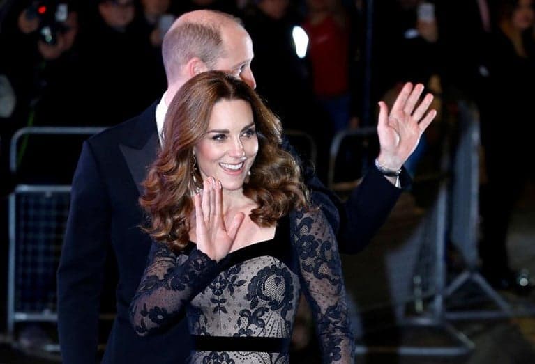 Príncipe William e Kate Middleton trocam beijos em público após traição na relação (Foto: Reprodução)