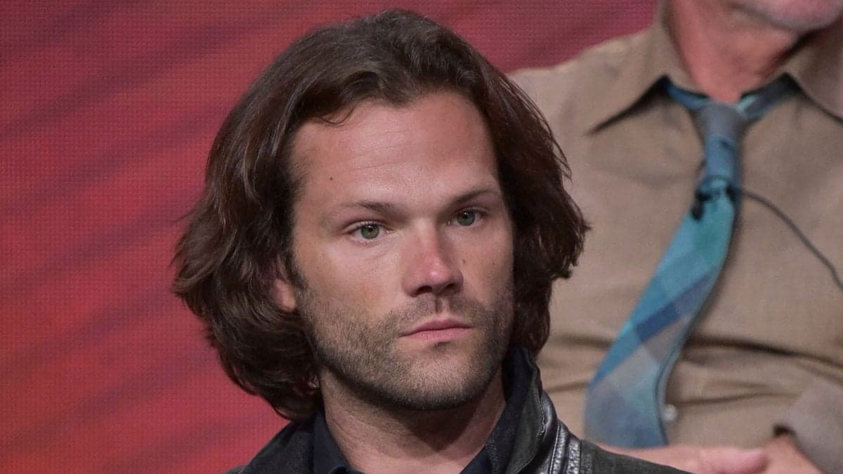 Jared Padalecki aparece vestido com camisa contendo imagem dele na prisão (Foto: Reprodução) Jared Padalecki aparece vestido com camisa contendo imagem dele na prisão (Foto: Reprodução)