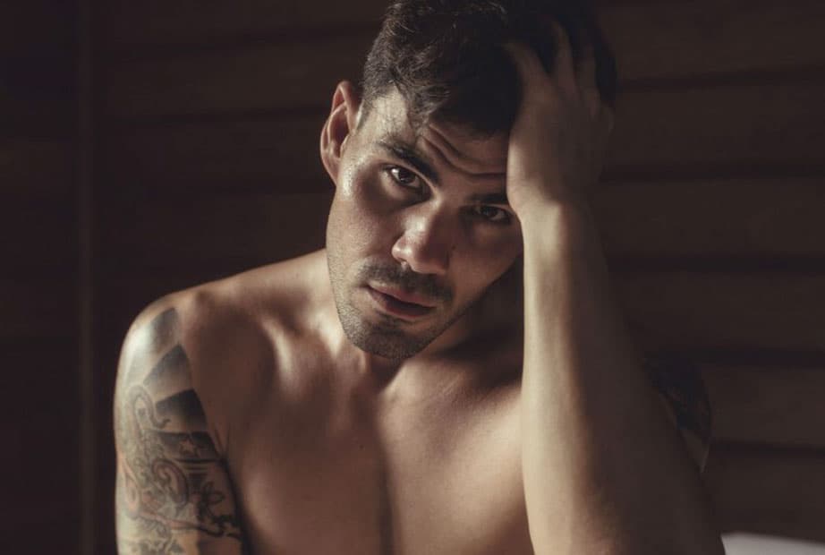 Juliano Cazarré vive Magno, filho de Lurdes (Regina Casé), prometendo arrebatar corações em Amor de Mãe (Reprodução: Revista TPM) Juliano Cazarré vive Magno, filho de Lurdes (Regina Casé), prometendo arrebatar corações em Amor de Mãe (Reprodução: Revista TPM)