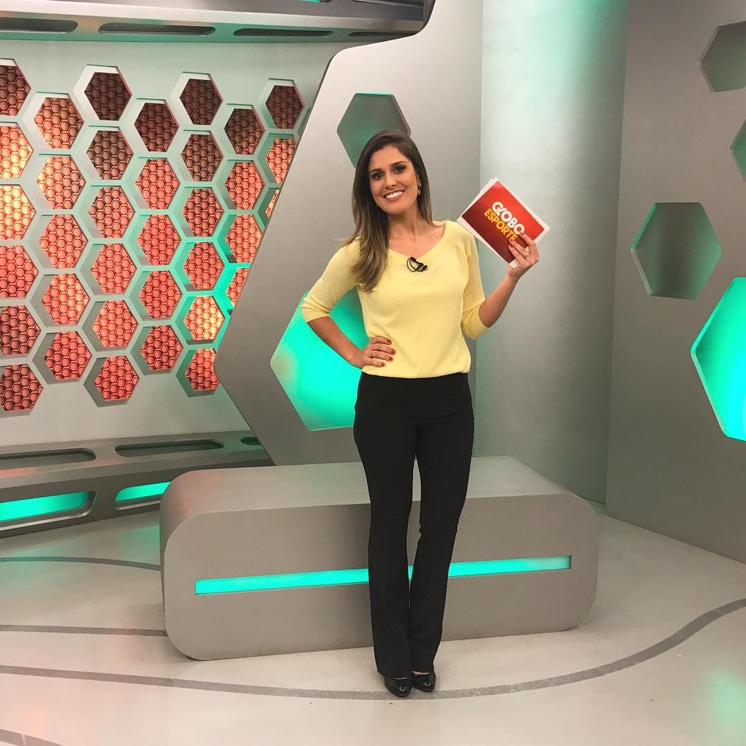 Jornalista da Globo no Rio Grande do Sul, Kelly Costa se atrapalha durante jornal (Imagem: Instagram) Jornalista da Globo no Rio Grande do Sul, Kelly Costa se atrapalha durante jornal (Imagem: Instagram)