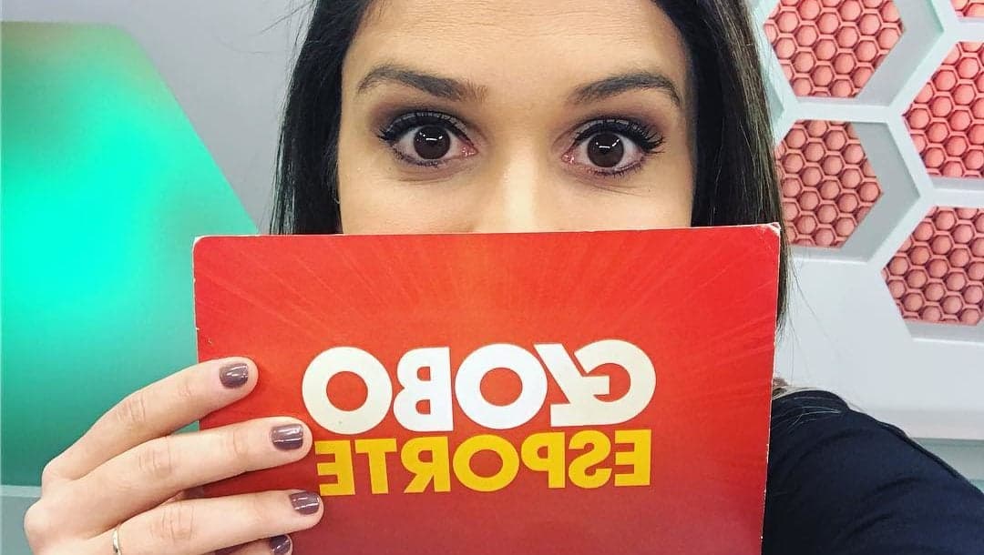 Jornalista da Globo no Rio Grande do Sul, Kelly Costa se atrapalha durante jornal (Imagem: Instagram) Jornalista da Globo no Rio Grande do Sul, Kelly Costa se atrapalha durante jornal (Imagem: Instagram)