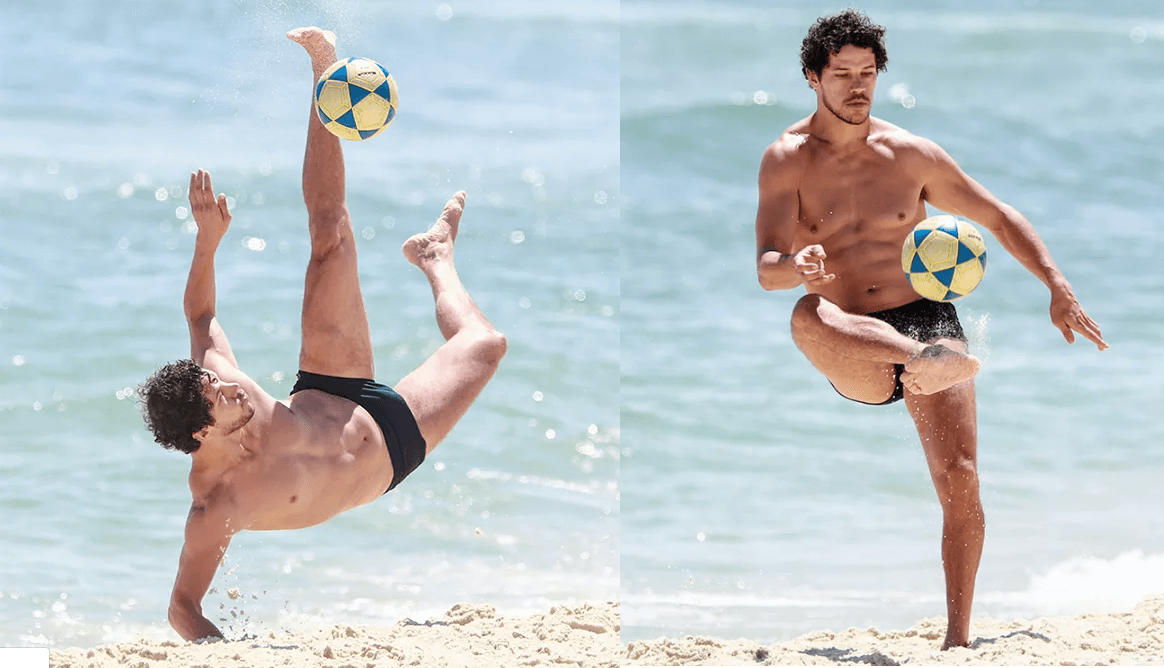 José Loreto jogando futebol na praia (Foto: Dilson Silva/ AGNEWS) José Loreto jogando futebol na praia (Foto: Dilson Silva/ AGNEWS)