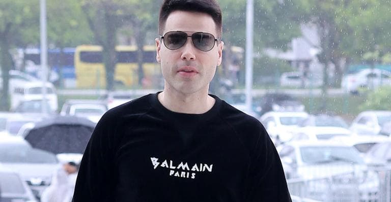 Luiz Bacci sai de velório de Gugu e parte para festa