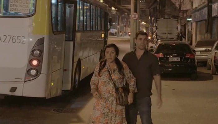 Magno (Juliano Cazarré) e Lurdes (Regina Casé) voltam ao local do assassinato do estuprador na novela das nove da Globo (Foto: Reprodução/Globo) Magno (Juliano Cazarré) e Lurdes (Regina Casé) voltam ao local do assassinato do estuprador na novela das nove da Globo (Foto: Reprodução/Globo)
