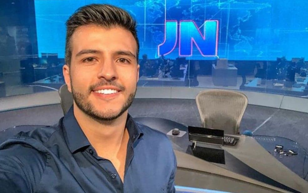 Novo âncora da Globo, Matheus Ribeiro é atacado por ser gay e processa famoso jornalista: 'Queima rosca'