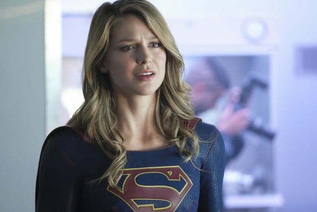 Atriz de Supergirl revela violência doméstica e detalhes impressionam: "Eu era arrastada pelo cabelo no concreto"