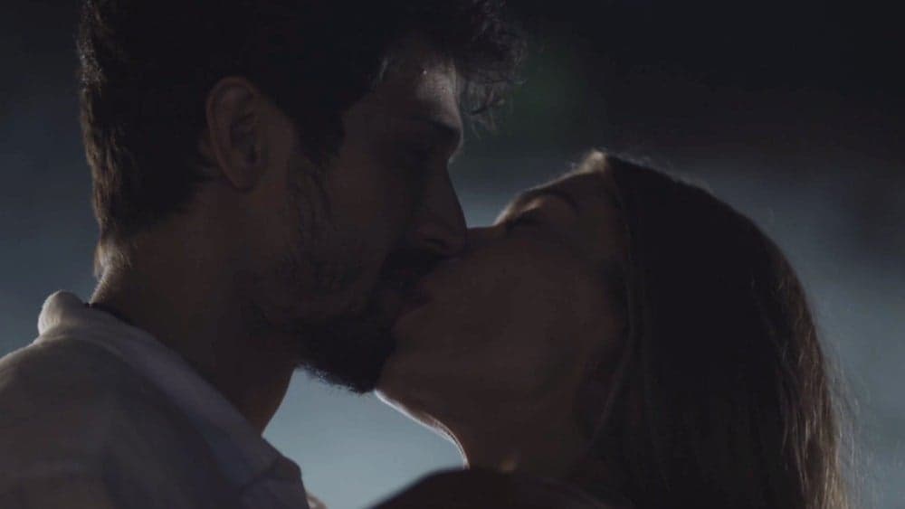 Grazi Massafera surge aos beijos com ator da globo e é enaltecida no Twitter (Foto: Reprodução) Grazi Massafera surge aos beijos com ator da globo e é enaltecida no Twitter (Foto: Reprodução)