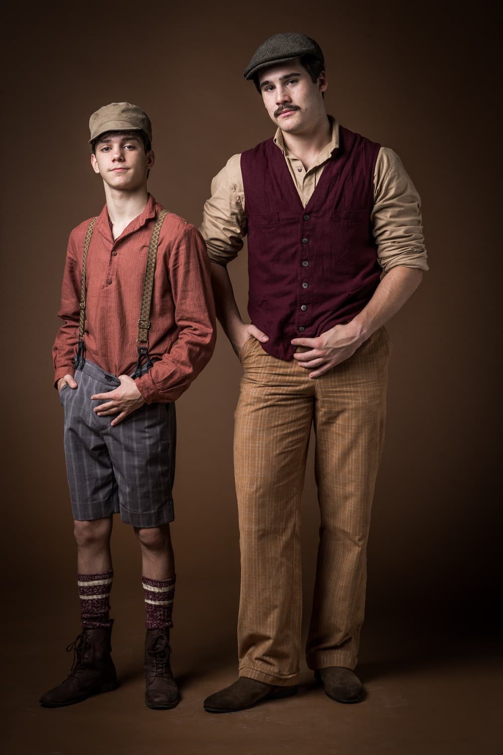 Confira as duas fases de Alfredo em Éramos Seis com Pedro Sol e Nicolas Prattes (Foto: Raquel Cunha/TV Globo) Confira as duas fases de Alfredo em Éramos Seis com Pedro Sol e Nicolas Prattes (Foto: Raquel Cunha/TV Globo)