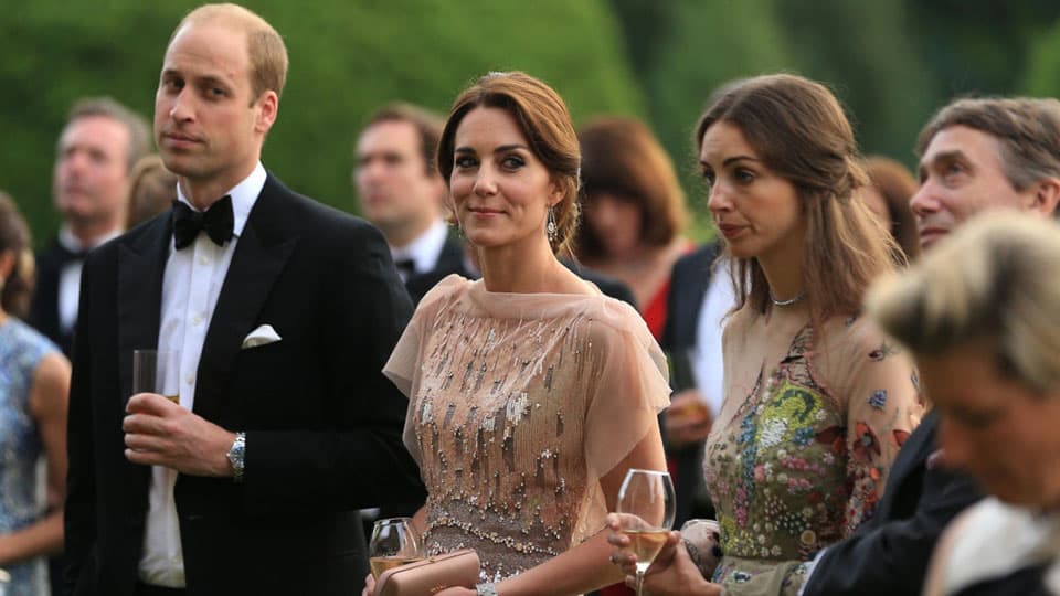 Após traição, Príncipe William surge aos beijos com mulher e polêmica é exposta