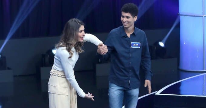 Rebeca Abravanel debocha de participante do Roda a Roda e constrange homem ao vivo