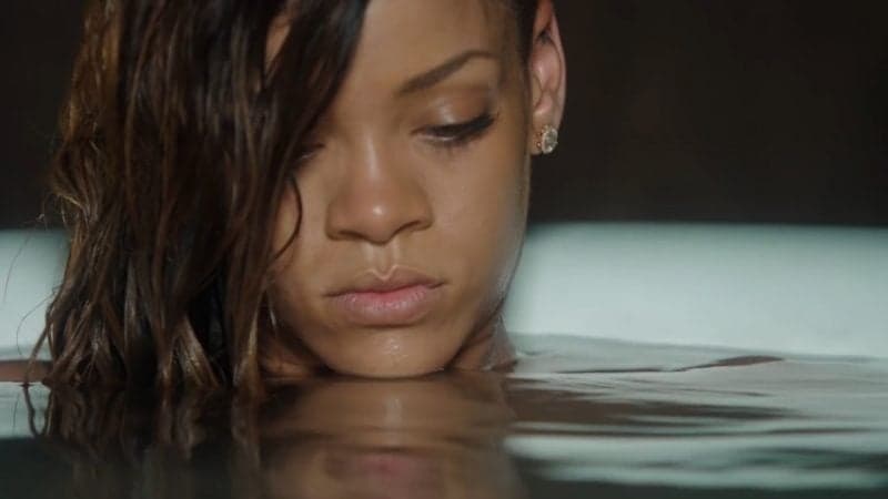 Rihanna preocupa fãs depois de mensagem assustadora em suas redes sociais: "Perdoem-me"