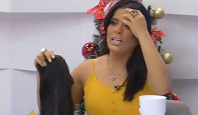 Apresentadora surta na bancada, tira o próprio cabelo ao vivo e provoca caos em programa