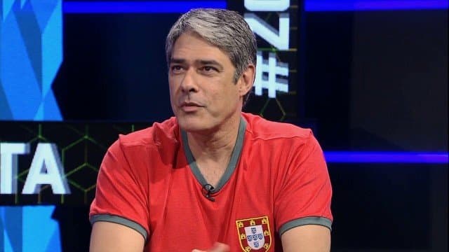 William Bonner quebra regras e é flagrado recebendo presentes
