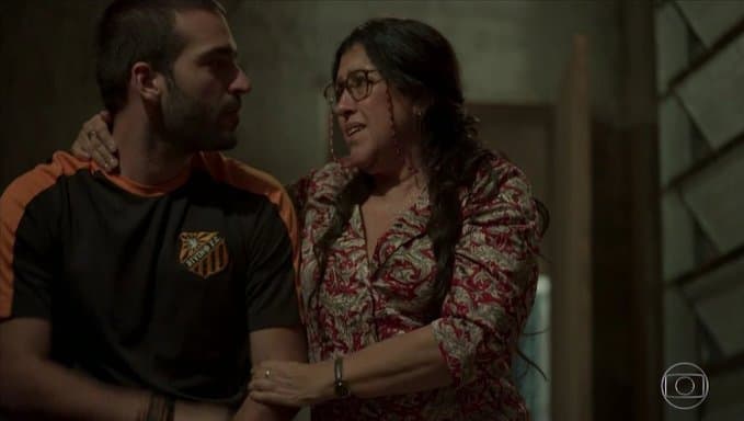 De propósito? Amor de Mãe erra e põe ator vestido com camiseta de futebol da novela ‘Avenida Brasil’