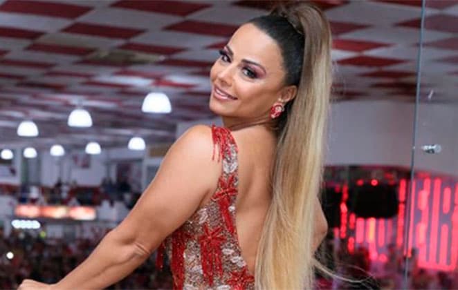 Casalzão! Viviane Araújo surge aos beijos com novo namorado e detalhe dá o que falar