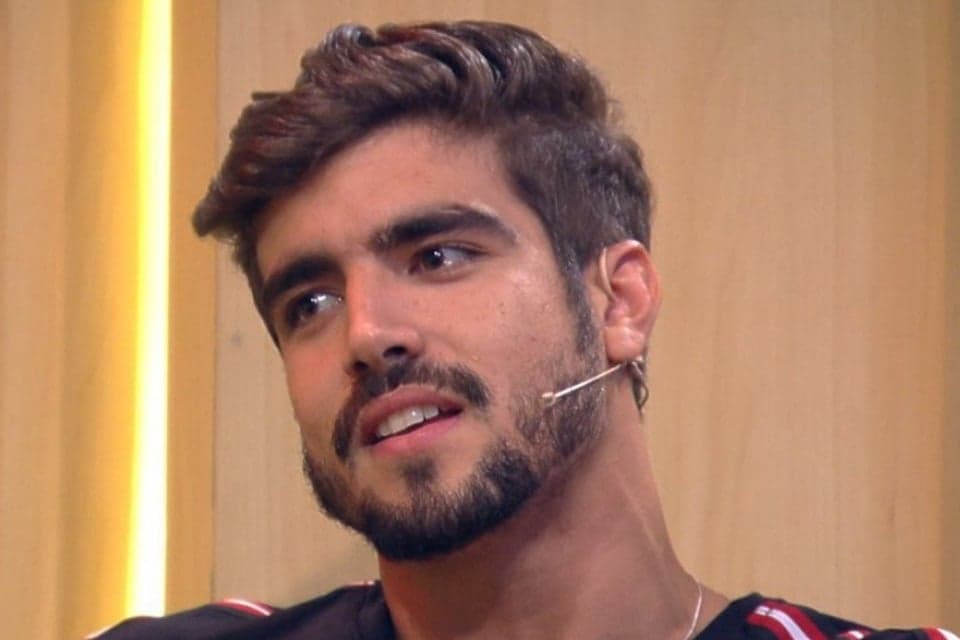 Humorista pega público de surpresa e se declara parecido com Caio Castro: "Sou a cara dele"