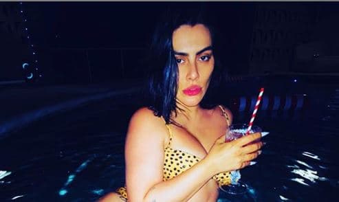 Cleo surge em foto sexy e expõe corpo em biquíni de oncinha